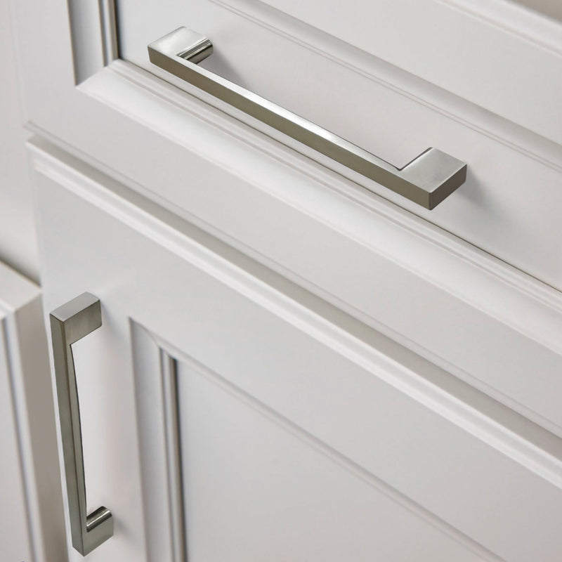 408 Zinc Alloy Cabinet Handles (128mm) Mounted on Kitchen Cabinet